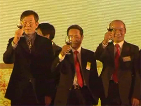 同心俱乐部成员共同祝酒