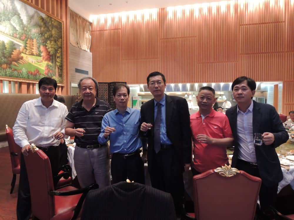 左起同心俱乐部常务副主席梁志敏、秘书长尹小满、主席陈红天、兴业银行深圳分行行长郭明,副主席朱景辉、理事郑康豪欢聚一起。